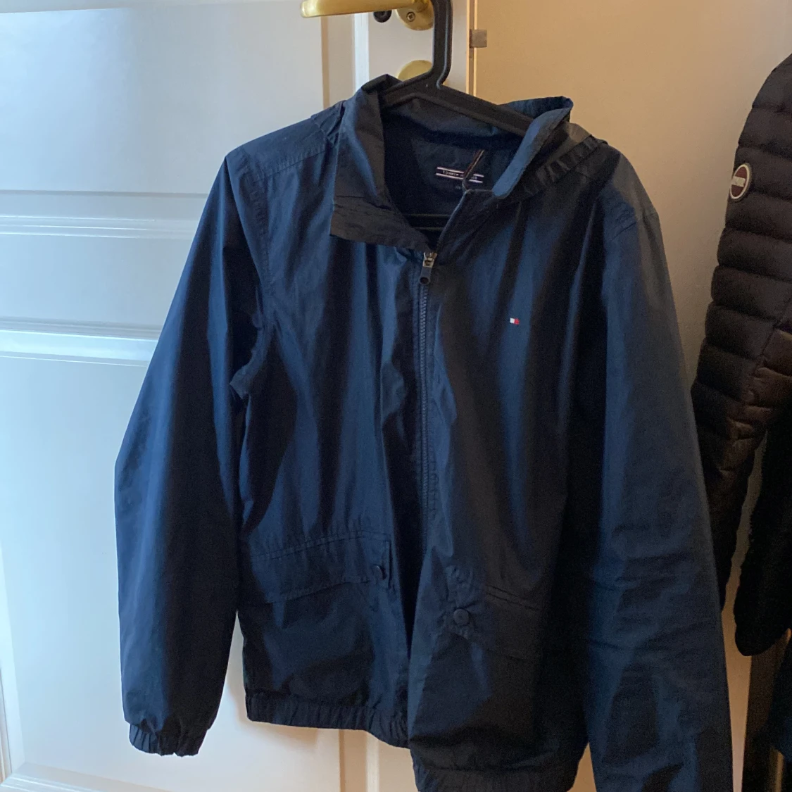 Blå vindjacka från Tommy Hilfiger