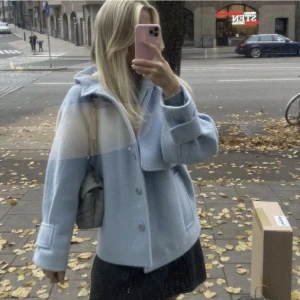 Jacka från Cos - Intressekoll på denna populära ljusblåa jacka från COS, knappt använd. I storlek XXS men är oversize så den passar även XS/S. Bilderna är från tjejen jag köpte jackan från, den är i helt nytt skick. OBS, är inte säker på om jag vill sälja så kontakta mig vid intresse, ❌TRYCK INTE PÅ KÖP NU❌