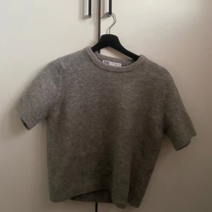 Grå stickad tröja från Zara - Säljer en mysig grå stickad från zara som inte kommer till användning