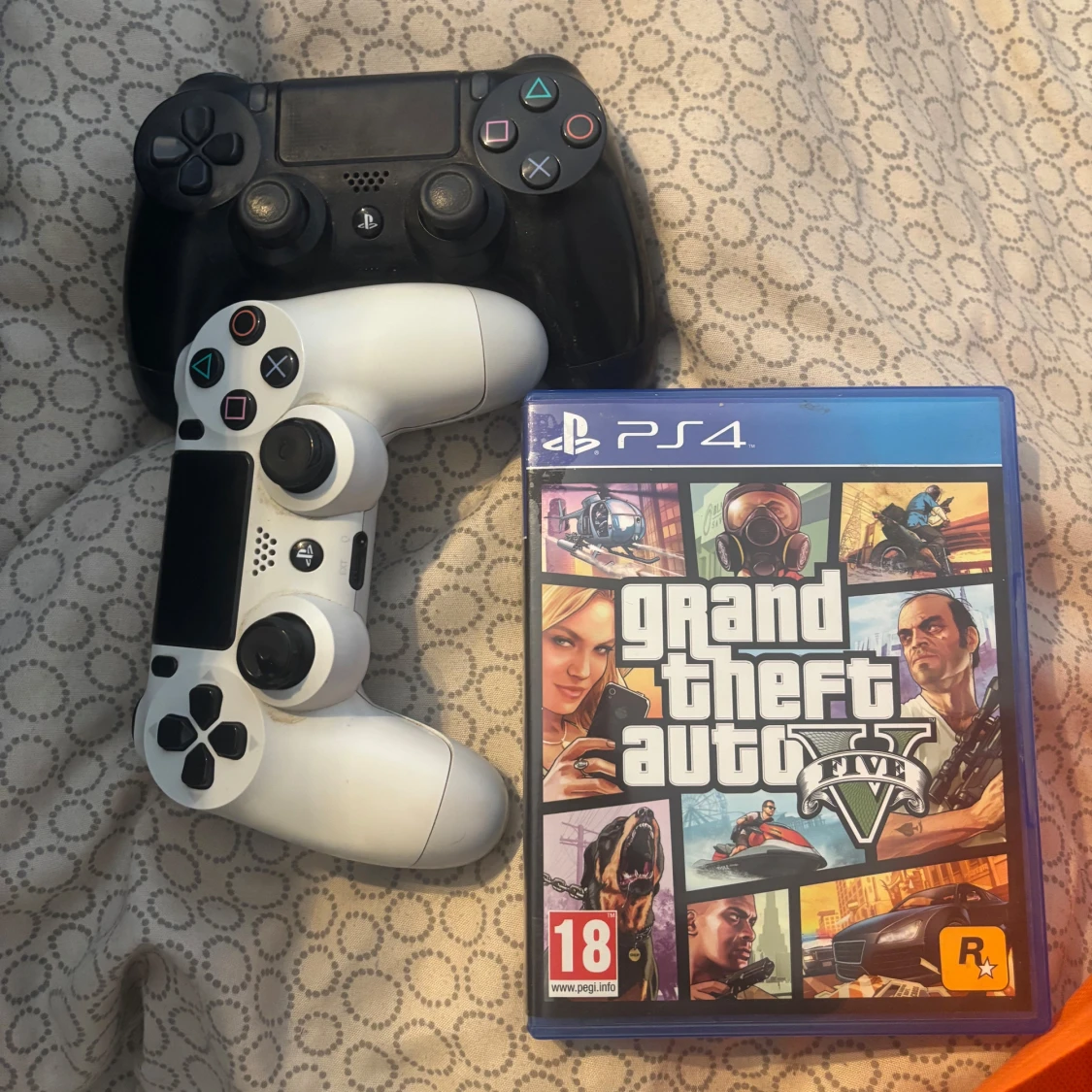PlayStation 4 med två kontroller och GTA V - 3