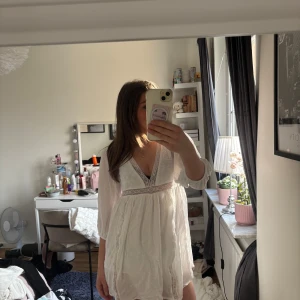 Vit klänning med spetsdetaljer - Säljer denna vita strandklänning/klänning från Pull & Bear. Använd fåtal gånger. Priset kan diskuteras och frakten ingår ej💗💗