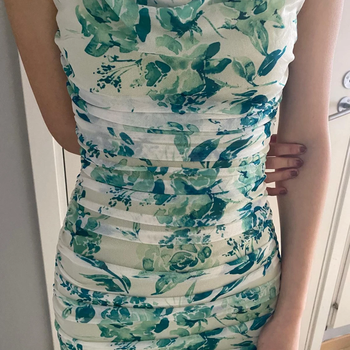 Blommig klänning med gröna nyanser - 2