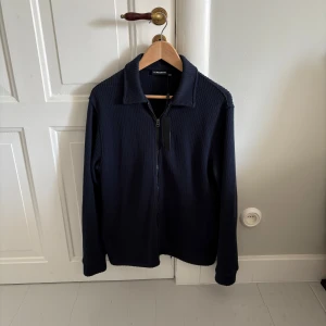 J.Lindeberg overshirt  - J.Lindeberg zip overshirt🌟 | Bra skick 8/10 (använd några gånger) | Kvitto och tag finns (avtagen) | Storlek: Small | Nypris: 2400k | Modell: LANSA JERSEY ZIP JACKET | Hör av er vid funderingar | A&W fashion 🙌🏻