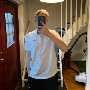 Vit pikétröja från Peak Performance - Säljer en stilren vit pikétröja från Peak Performance. Pris kan diskuteras👋🏼