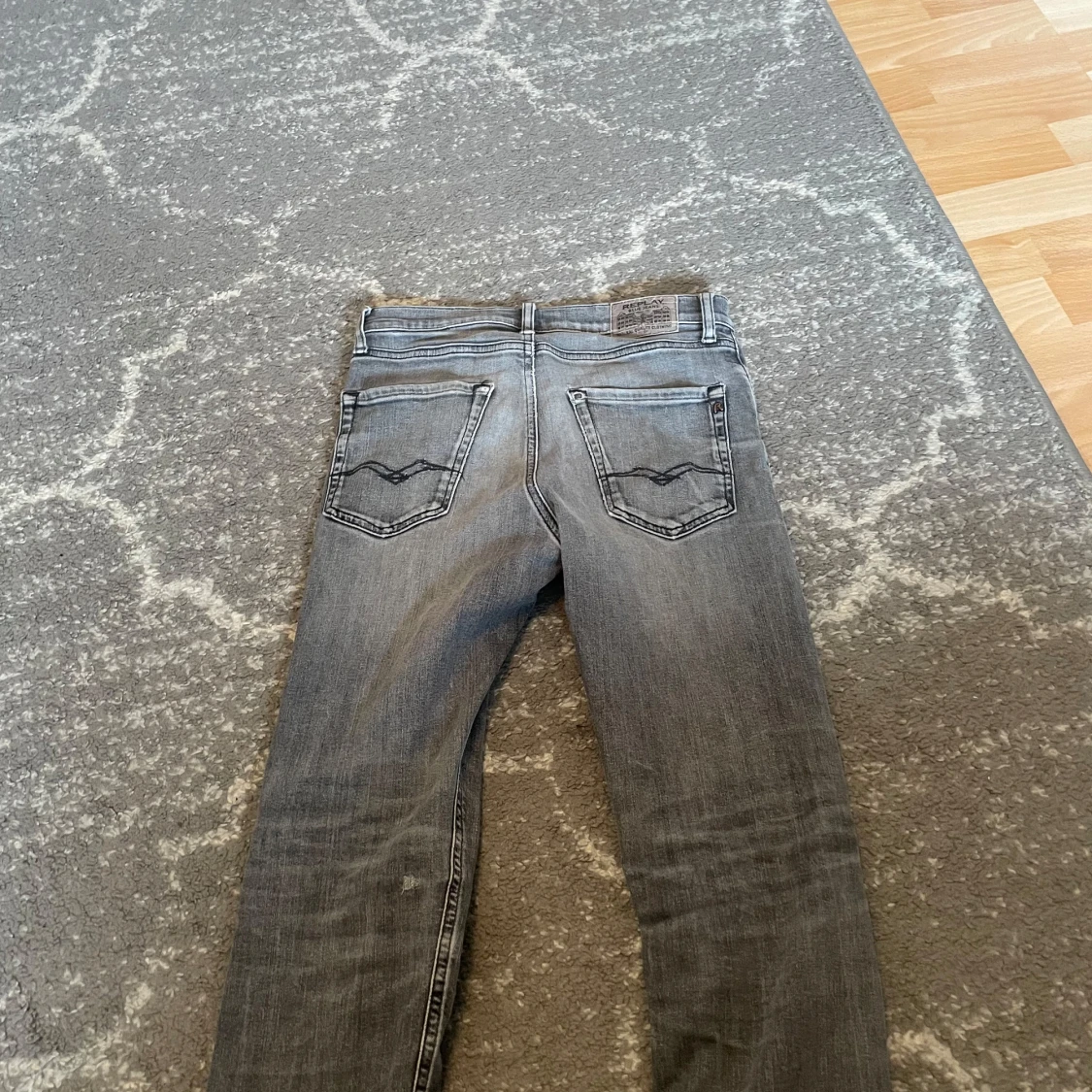 Grå jeans från Replay. 