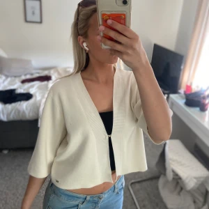 Vit  kofta - Jätte söt vit kofta, passar till allt och är väldigt snygg! Skriv för fler bilder! ❤️ mycket bra skick! Nypris 400-500kr!  