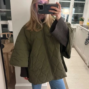 Olivgrön quiltad jacka med luva - Säljer min fina olivgröna jacka, använt fåtal gånger, inga defekter💕💕