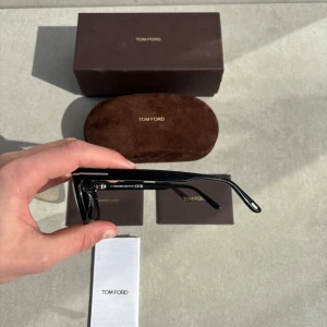Tom ford solglasögon - ett par sjukt feta tom ford glajjor || perfekta nu mot sommaren || one size || skicket är 9,5/10 || nypris: 2500-3000kr || vid köp medföljer box, fodral, två kuvert, glas ögon puts och lappar || hör jätte gärna av er vid intresse!
