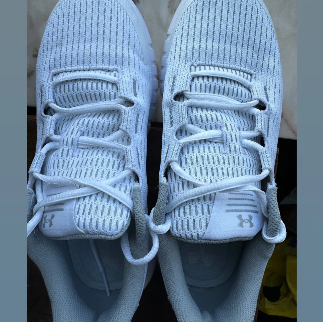 Vita sneakers från Under Armour - 1