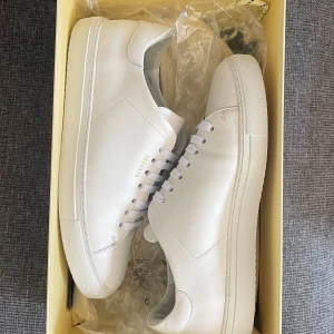 Vita sneakers från Axel Arigato -  Axel Arigato clean 90 Storlek 40 men passar 42 mycket fint skick 