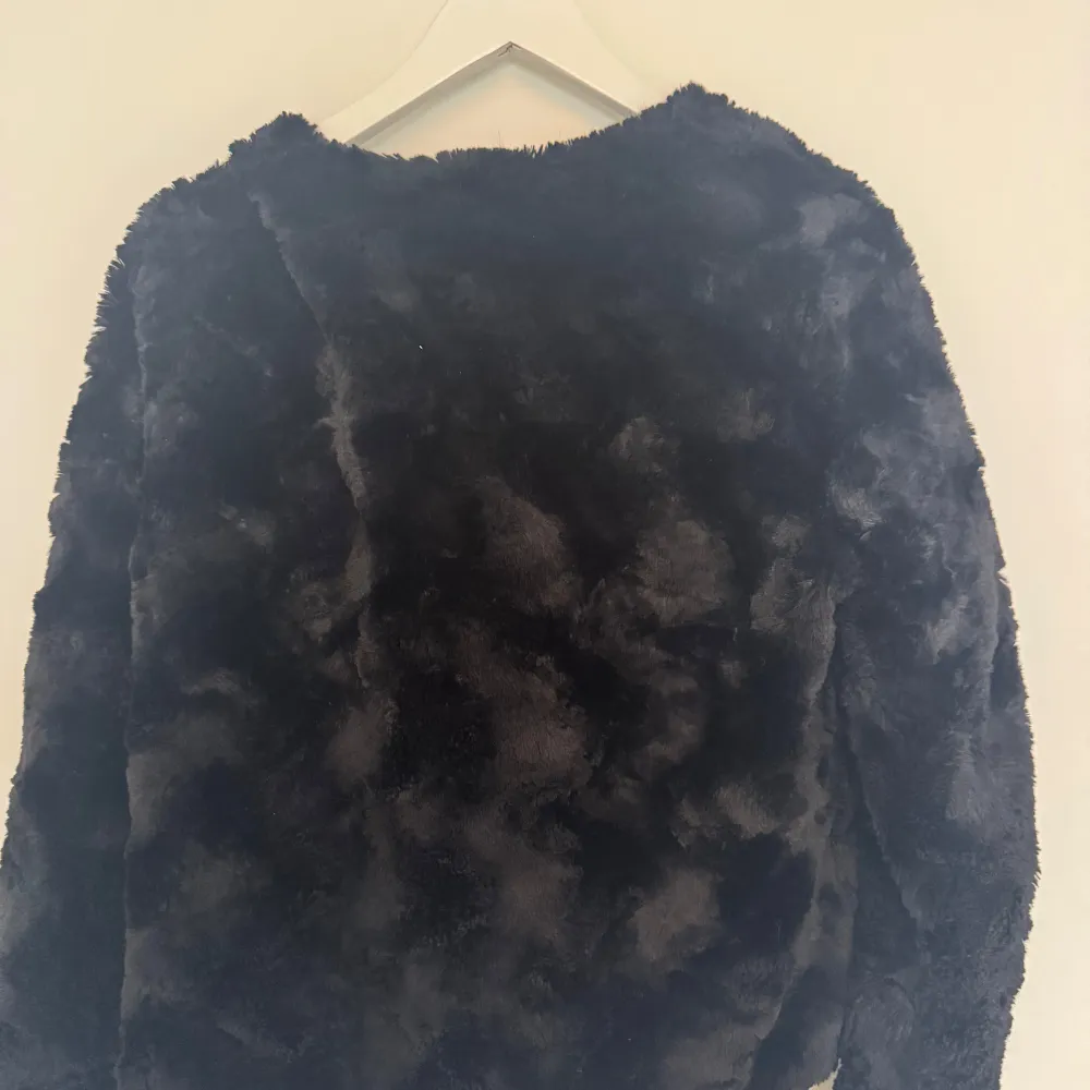 Säljer en snygg svart pälsjacka från Vero Moda. Jackan har en mjuk och fluffig yta med knappar framtill. Perfekt för att hålla sig varm och stilren under kyliga dagar.❄️💕. Takit.