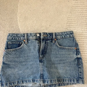 Jeanskjol - Superfin jeanskjol från Mango som passar till absolut allt! Säljer på grund av att den inte kommit till användning så den är i jättebra skick! 💗💗