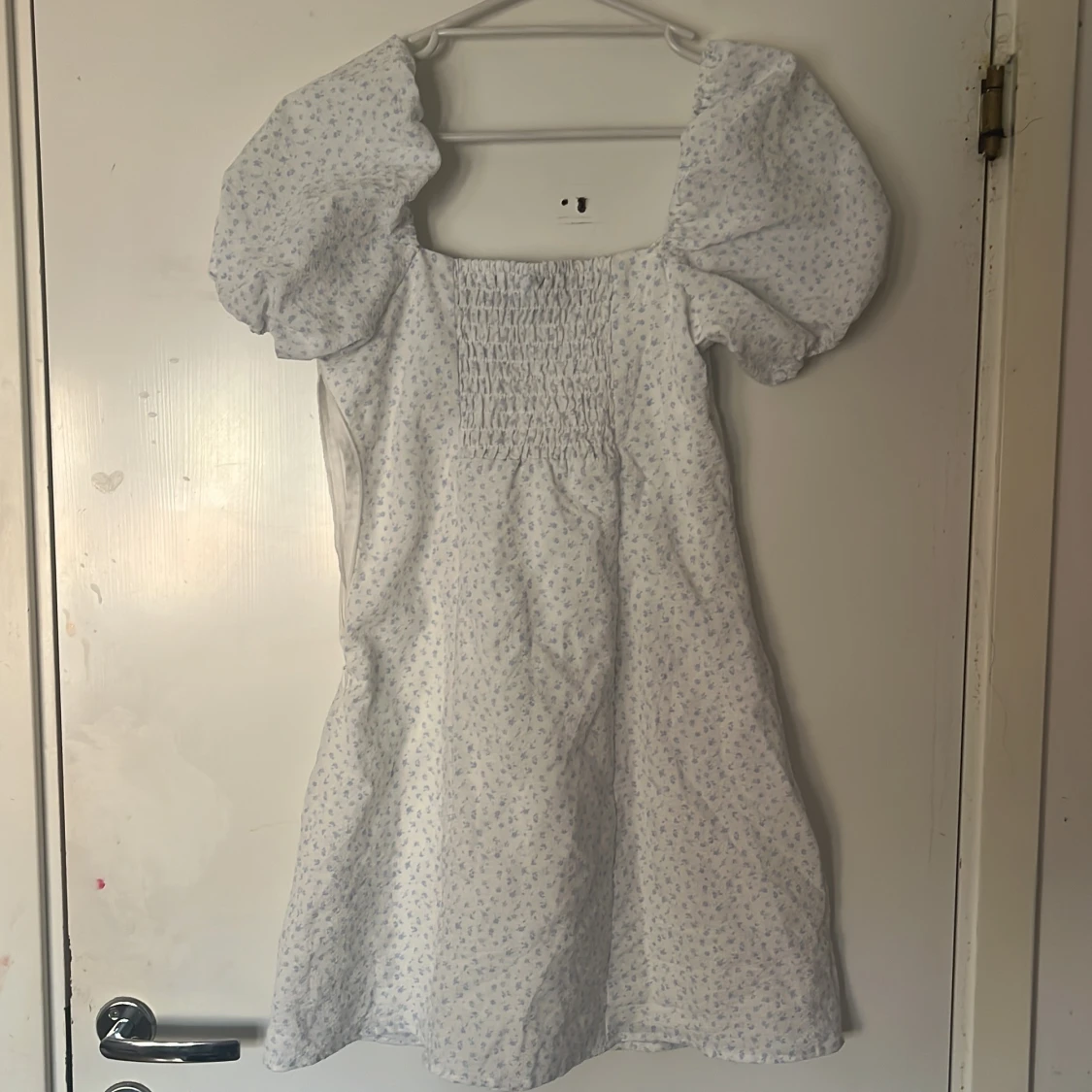 Vit blommig klänning från Divided - 1