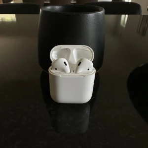 AirPod Gen2 - Fullt fungerande, lite magnetiskt damm på etuiet bara. Dem är i bra skick