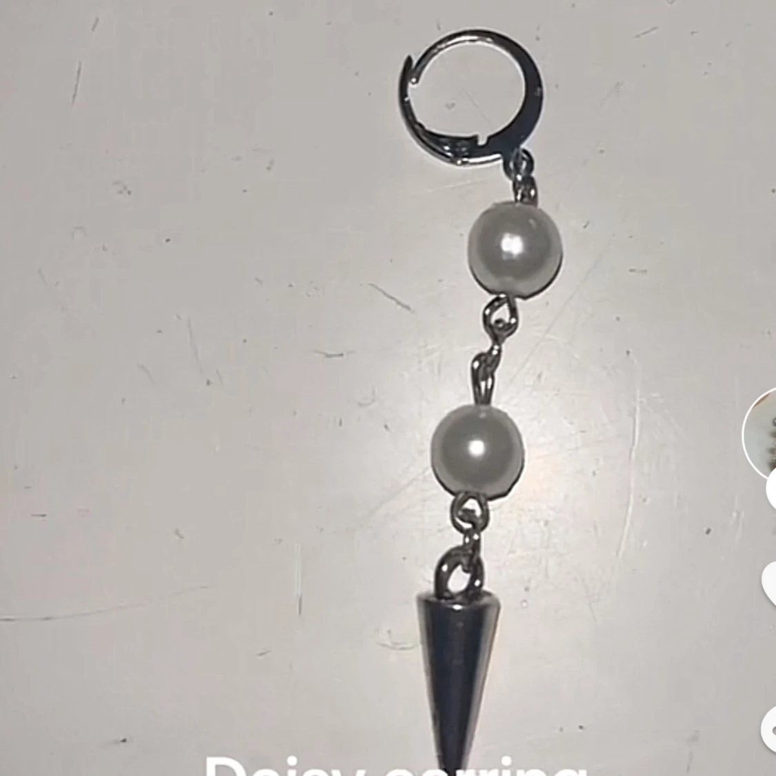 Hemmagjort silverörhänge med två pärlor