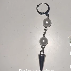 Hemmagjort silverörhänge med två pärlor - Hemmagjort silverörhänge med två pärlor, säljs styckvis 