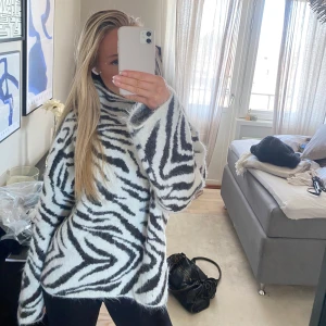 Stickad tröja - Säljer denna superfina zebra mönstrade stickade tröja, är egentligen i storlek l men passar allt från xs-l skulle jag säga🥰