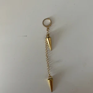 Hemmagjort guldörhänge😍 - Hemmagjort guldörhänge med kedjor och nitar💕 Säljs styckvis