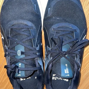 Nike runner skor - Nike runner skor model west, inga problem med skorna alls de har bara varit i användning vid träning, hör gärna av er:))