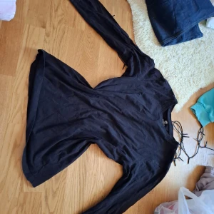 Svart långärmad tröja från H&M - Säljer en svart långärmad tröja från H&M i ekologisk bomull. Perfekt för en stilren och bekväm look. Tröjan har en enkel design och är lätt att matcha med olika outfits.