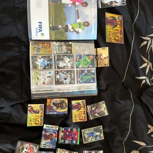 Panini FIFA 365 Adrenalyn XL 2017 Samlarkort - Säljer en stor samling av kända fotbollsspelare! Perfekt för samlare och fotbollsfans! 8 Lionel Messi kort, 4 Neymar jr och 5 Cristiano Ronaldo kort! 27 hela blad med fullt av fotbollsspelare. I priset ingår även ett stort Messi kort, mini guld pele kort och slutningen ett stort Wayne Rooney kort. Lätt över 3000kr spenderat, mitt pris 750kr alltså väldigt bra