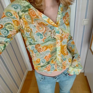 Groovy skjorta 🎺🎶 - En cool 70-tal ish skjorta 🌺 Stretchig och figurformad, köpt på loppis i berlin. Storlek S-M