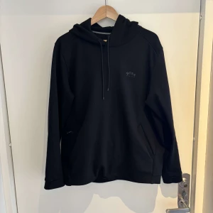 Svart hoodie från Boss - Säljer en stilren svart hoodie från Boss. Perfekt för en avslappnad look.