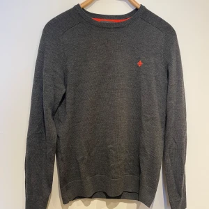 Grå merinoulltröja från Morris - Säljer en stilren grå tröja från Morris i 100% merinoull. Märket är orange/rött och materialet otroligt skönt. Använd 2-3 gånger, och är perfekt för kyligare kvällar!