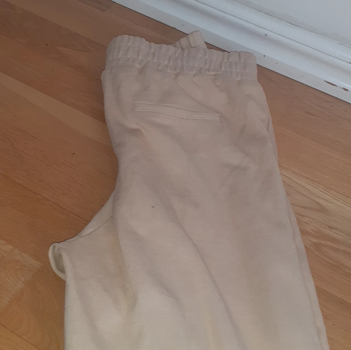 Beige mjukisbyxor med snörning - 1