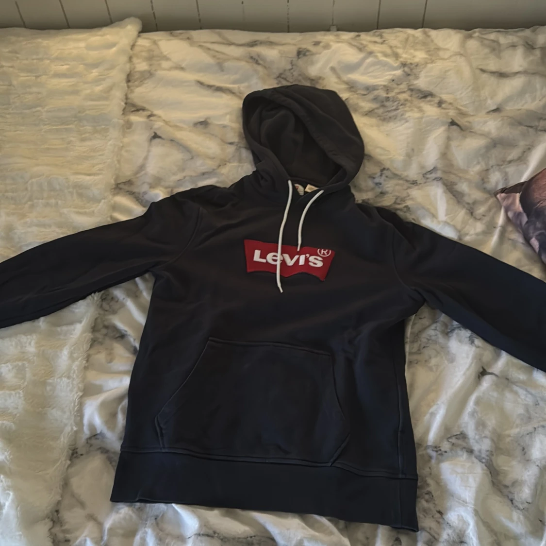 Marin blå hoodie från Levi's - 1