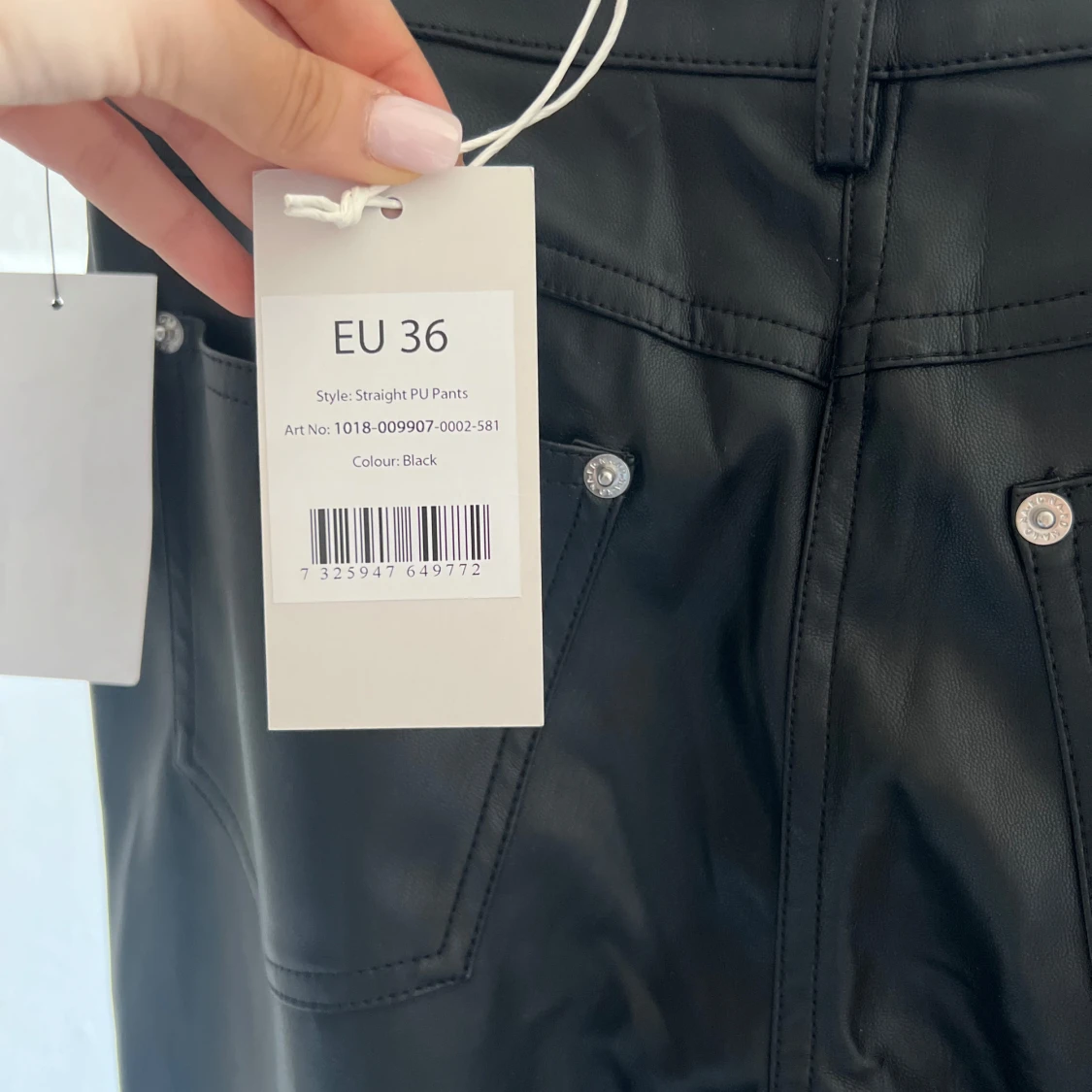 Svarta PU-byxor från NA-KD - 2