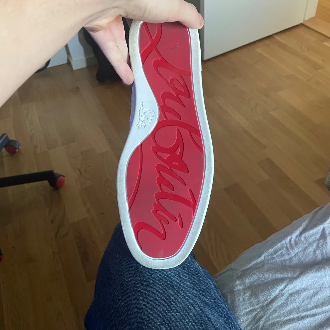 Vita sneakers med nitar från Christian Louboutin - 1