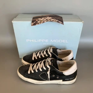 Philippe Model (helt nya) - Tja, säljer nu dessa sjukt snygga Philippe model skorna i sjukt bra skick? Låda och kort  tillkommer! Tveka inte att höra av er!