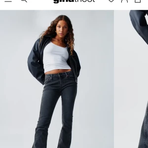 Lågmidjade bootcut jeans - Svarta väldigt lågmidjade bootcut jeans från Gina tricot, använd fåtal gånger, köptes för 500