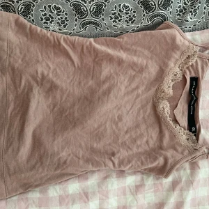Rosa ärmlös topp från The Black Lace Collection - Ett fint rosa linne med spets. 🥰🙌 har inte använt så mycket  så är i bra skick🤞🤞