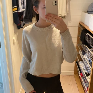 Beige stickad tröja från Vero Moda - Säljer en mysig beige stickad tröja från Vero Moda. Tröjan har en croppad passform och långa ärmar med ribbade muddar. Perfekt för en avslappnad stil. Hör av dig vid intresse! 😊