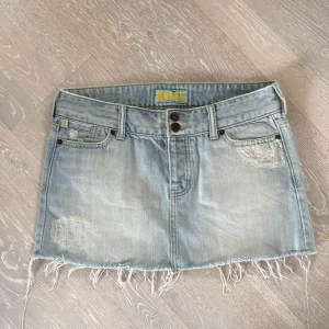 Ljusblå jeanskjol med slitningar från hollister🤍 - Intressekoll på denna jättesnygga kjol från hollister😇Är osäker därav att den är lite för stor💕