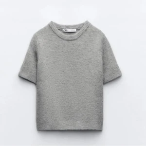 Grå stickad tröja från Zara - Supersnygg stickad tröja ifrån zara, aldrig använd!💕