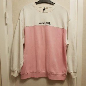 Vit och rosa sweatshirt från H&M Divided strl M - Säljer en snygg vit och rosa sweatshirt från H&M Divided med texten 'sweet talk' broderad på bröstet. Tröjan har långa ärmar och en bekväm passform. Perfekt för en avslappnad stil. Tillverkad i en bomulls- och polyesterblandning. Ops hela varan är nopig