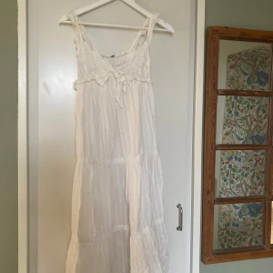 Vit långklänning med spetsdetaljer - 💗