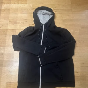 Svart hoodie från Hugo Boss - En svart Hugo boss tröja i storlek XL, men sitter som storlek m. Köpt för 1500kr för något år sedan. 