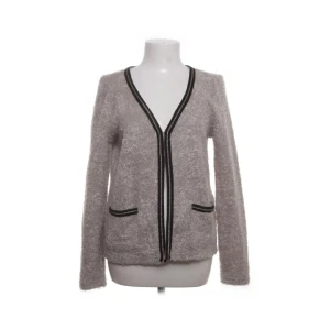 Beige kofta med svarta detaljer - Kofta med knapp i mitten från object i ny skick. Nypris ca 700kr mitt pris 170kr