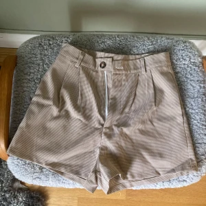 Beige rutiga shorts - Hög midja :)