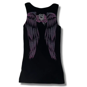 Metal Mulisha Topp - Snygg svart topp från Metal Mulisha med väldigt fina vingar på ryggen. Inga defekter. Skriv om du har några funderingar!