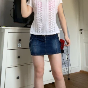 Mörk blå lågmidjad jeans kjol - Säljer denna fina jeans kjolen. Köpt second hand men har inga defekter. Midjemått: 37 cm tvärs över.