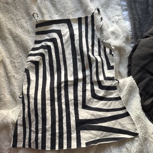 Svartvit randig klänning från Zara - Snygg svartvit randig topp från Zara med justerbara axelband. Den är i storlek xs men går som sagt att justera så skulle  säga att den passar S och M också 