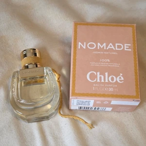 INTRESSEKOLL Nomade Jasmin Naturel Eau de Parfum från Chloé - intressekoll på den här parfymen köpt för ett tag sen, endast testat. köpt för 1035 kr på lyko. vill ha minst 500 för den. "Nomade Jasmin Naturel från Chloé är en elegant parfym med en naturlig och vegansk komposition. Flaskan har en stilren design med gulddetaljer och en beige kork. Doften är baserad på jasmin från Egypten och är fri från artificiella färgämnen."