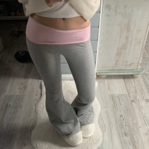 edikted yoga pants  - jag säljer mina yoga pants från edikted i strlk xs.  Köpte de här på plick, säljer för de är lite för långa på mig därför är dem lite smutsiga längst ner då jag gått och trampat på dem 😞 men förhoppningsvis så går det bort i tvätten om man använder något starkare medel 💗använd gärna köp nu 😊lånade bilder