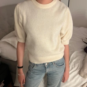 Beige stickad tröja - jätte fin stickad t-shirt med puffärmar som gör att man både kan klä upp och klä ner den😊☀️