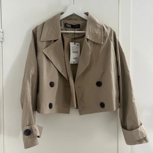 Beige trenchcoat från Zara - Snygg beige trenchcoat  från Zara. Aldrig använd, prislappen kvar!💕
